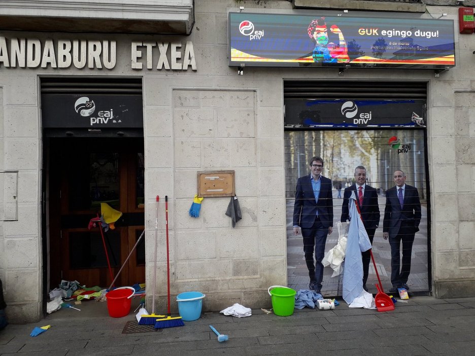 Gasteizko EAJren egoitzan ekintza egin du LAB sindikatuk. (@LABsindikatua)