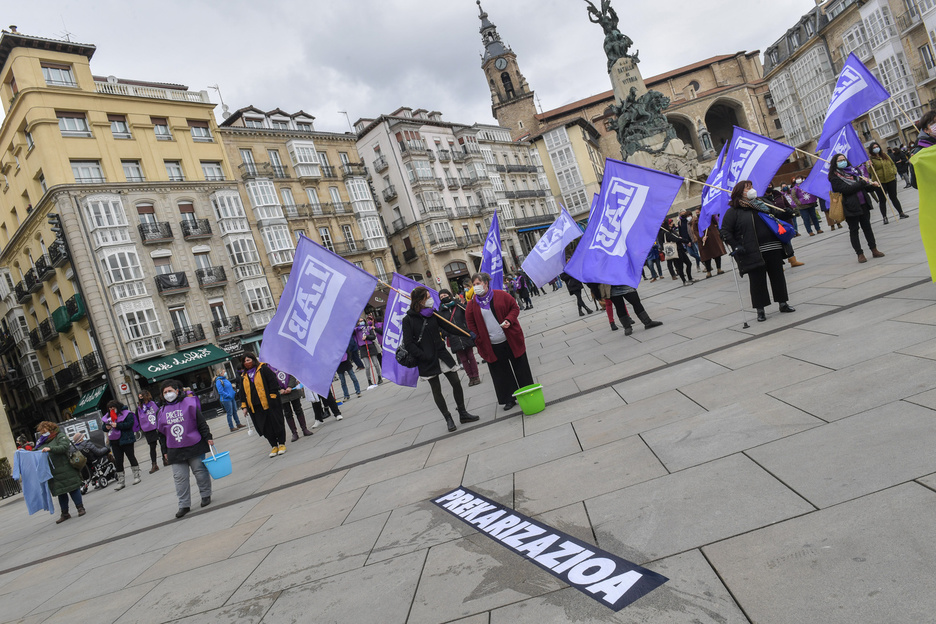 LAB sindikatuak Gasteizko Andra Mari Zuriaren plazaraino eraman du aldarria. (Idoia ZABALETA / FOKU)