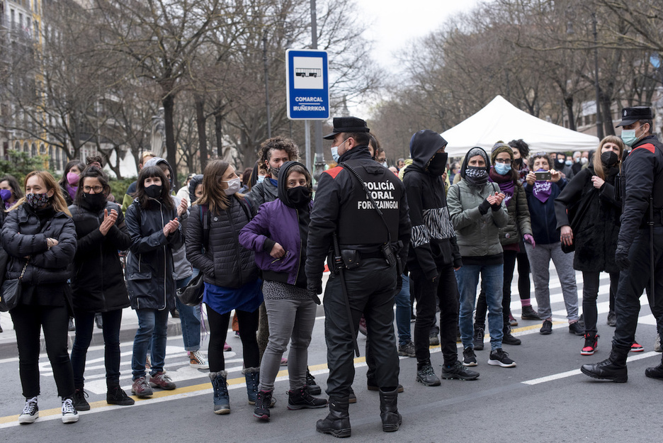 Nafarroako Parlamenturako bidea moztu diete foruzainek emakumeei. (Iñigo URIZ/FOKU)