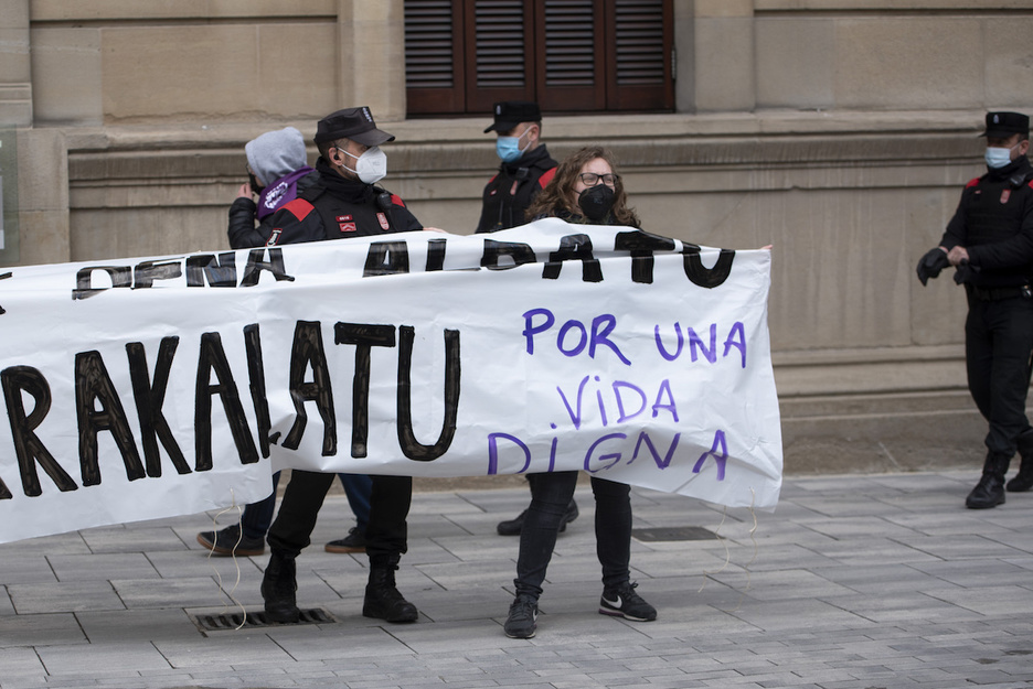 Bizitza duina aldarrikatzen zuen pankarta zabaldu dute Nafarroako Parlamentuaren aurrean. (Iñigo URIZ/FOKU)