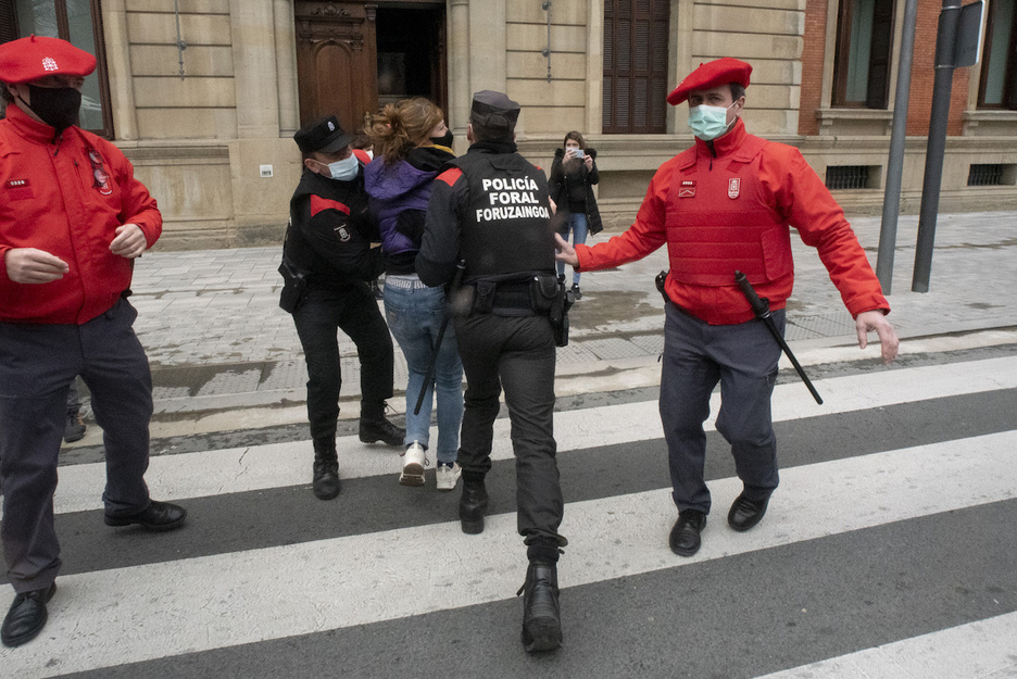 Emakume bat atxilotu dute foruzainek Parlamentuaren aurrean. (Iñigo URIZ/FOKU)