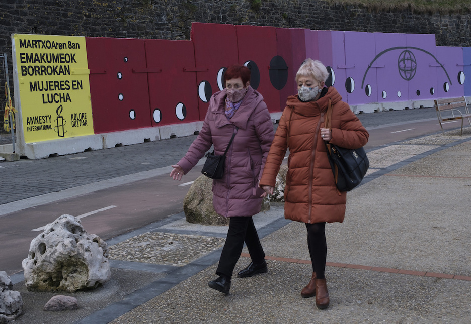 Koldobika Jauregiren murala. Donostiako Paseo Berrian jarri dute Amnesty International eta Kolore Guztiak plataformaren ekimenez. (Jon URBE/FOKU)