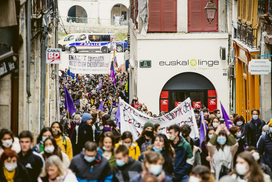 Lapurdiko hiriburuan egin duten manifestazio feminista. (Guillaume FAVEAU)
