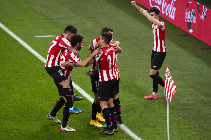Jugadores del Athletic celebran el gol de la victoria ante el Granada de Berenguer. (Monika DEL VALLE / FOKU)