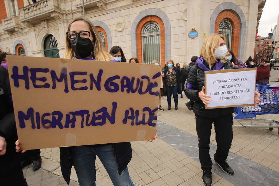 Migratuen aldeko mezua Bilboko elkarretaratzean. (Oskar MATXIN/FOKU)