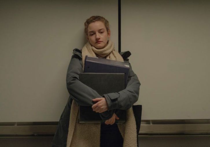 Julia Garner se enfrenta a la terrible soledad de una oficina donde no hay aliado posible. (NAIZ)