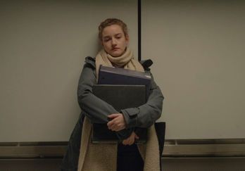Julia Garner se enfrenta a la terrible soledad de una oficina donde no hay aliado posible. (NAIZ)