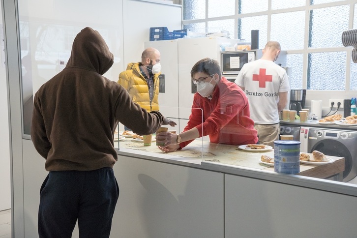 Lakuako Gobernuak «kontingentzia plana» abiatu du Irunera iritsitako migrante ugariei harrera egiteko. (IREKIA)