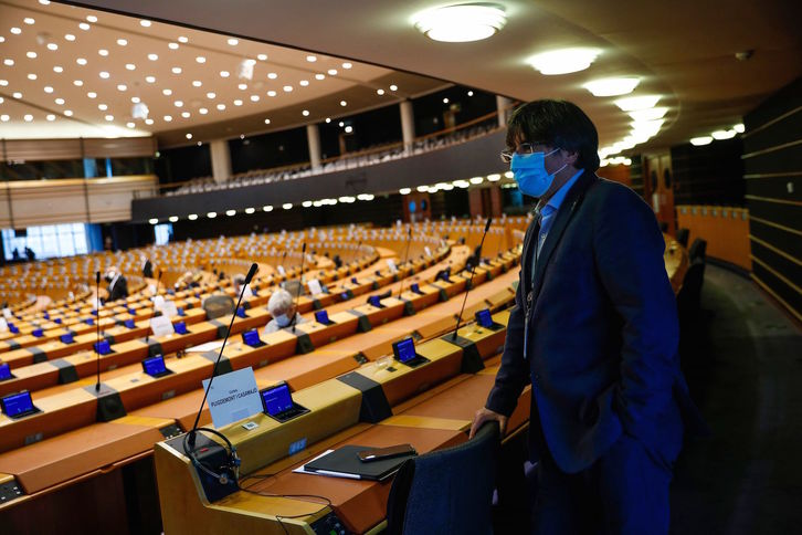 Carles Puigdemont, en el hemiciclo europeo, antes del inicio del pleno. (Francisco SECO/AFP)