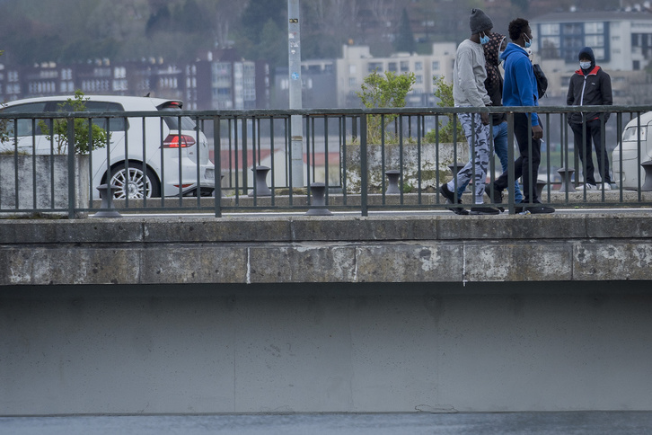 Migrantes de vuelta a Irun tras haber intentado sin éxito pasar a Hendaia por el puente de Santiago, en Irun. (Gorka RUBIO/FOKU)