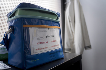 Maleta con viales de la vacuna de Pfizer utilizados para inmunizar a mayores de 80 años en Zarautz.    (Gorka RUBIO I FOKU)