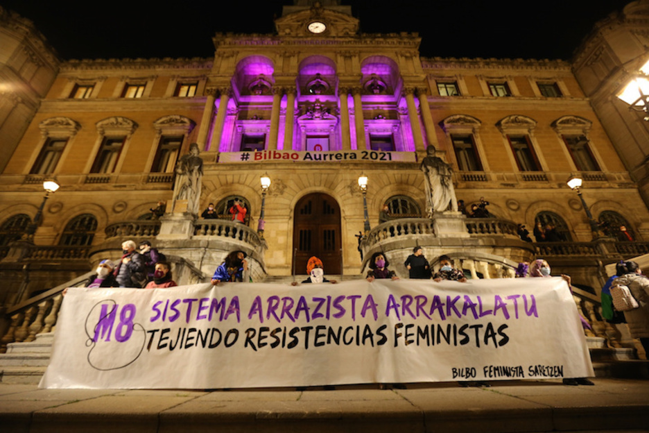 Udaletxean ondoan bukatu da manifestazioa Bilbon. (Aritz LOIOLA | FOKU)