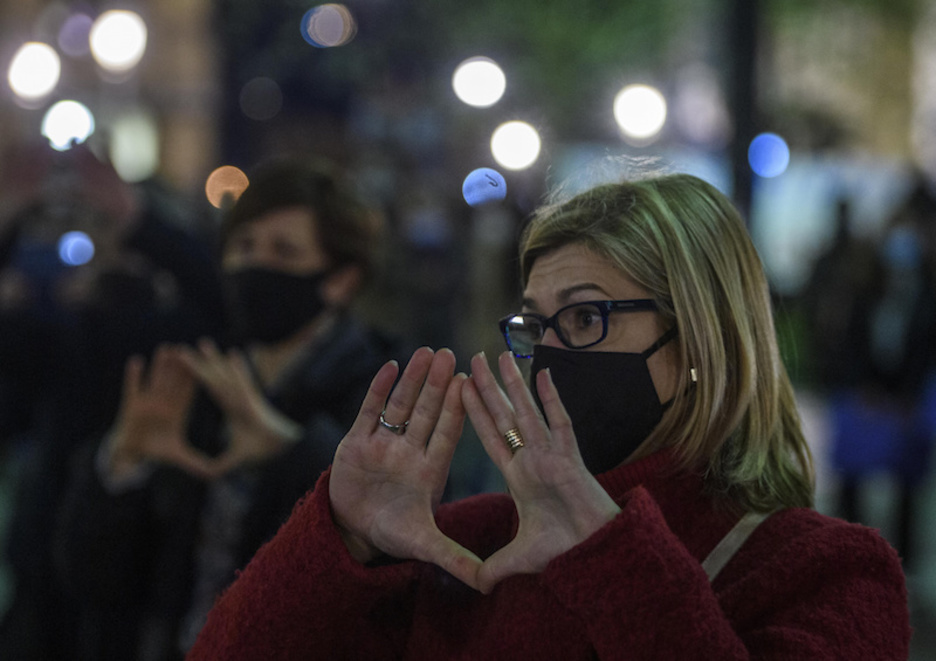 Ikur feminista Donostiako mobilizazioaren bukaeran. (Jon URBE | FOKU)