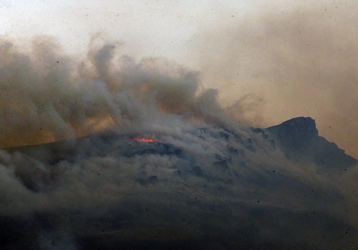 Las faldas del Larhun se quemaron entre Azkaine y Sara. (BOB EDME)