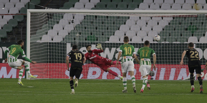 El bético Borja Iglesias marca, de penalti, el 1-2 ante el Deportivo Alavés. (AGENCIA LOF)