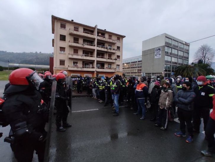 Agentes de la Ertzaintza y trabajadores de Tubacex. (@ErnaiAiaraldea)