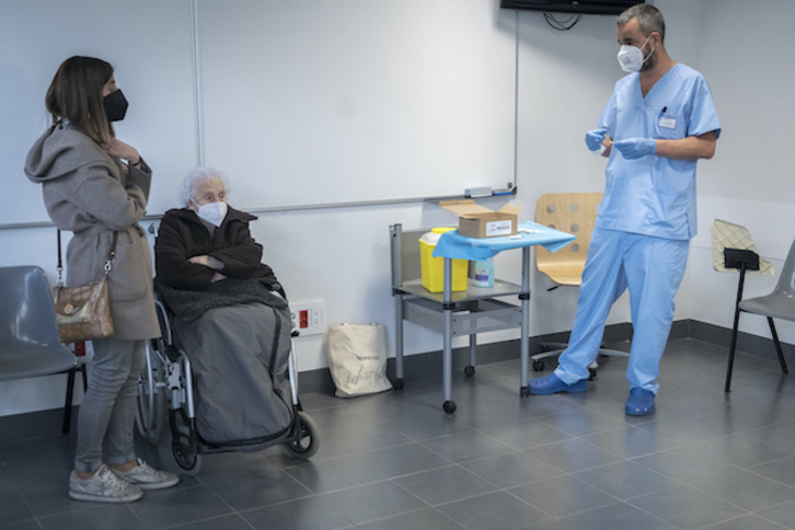 Adinkoek jaso dute txertoa azkeneko asteetan. (Gorka RUBIO/FOKU)