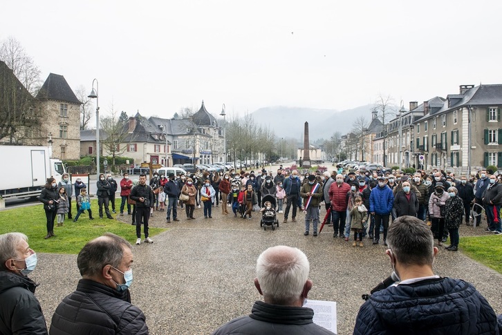 Maulen 100 bat pertsona elkartu dira, hurrengo ikasturterako aurreikusitako dotazioen kontra. (GUILLAUME FAUVEAU)