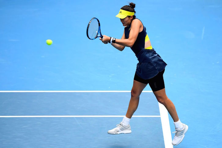 Garbiñe Muguruza golpea la pelota en el pasado Abierto de Australia. (William WEST/AFP)