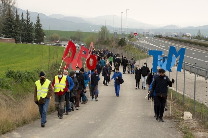 La plantilla de MTorres ha realizado una marcha, este martes, entre Dorre y Noain. (Iñigo URIZ | FOKU)