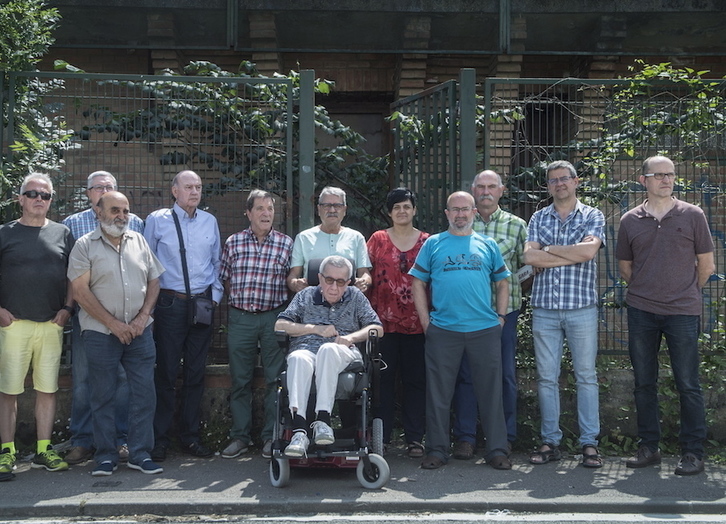 Pepe Rei ante la sede de ‘Egin’ en Hernani, con los procesados en aquel caso y otros compañeros.