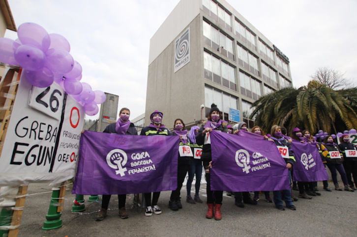 Trabajadoras de Tubacex a las puertas de la factoría este 8 de Marzo. Oskar MATXIN EDESA/FOKU