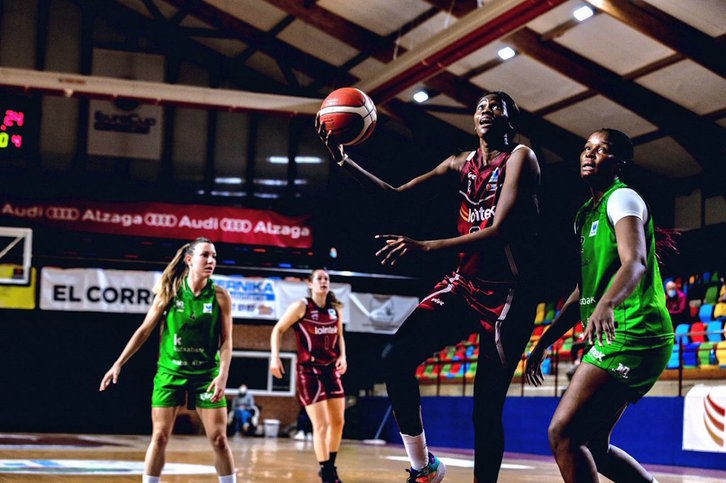 Nogaye Lo se ha exhibido con 23 puntos y 7 rebotes para 33 de valoración ante Araski. (LOINTEK GERNIKA BIZKAIA)