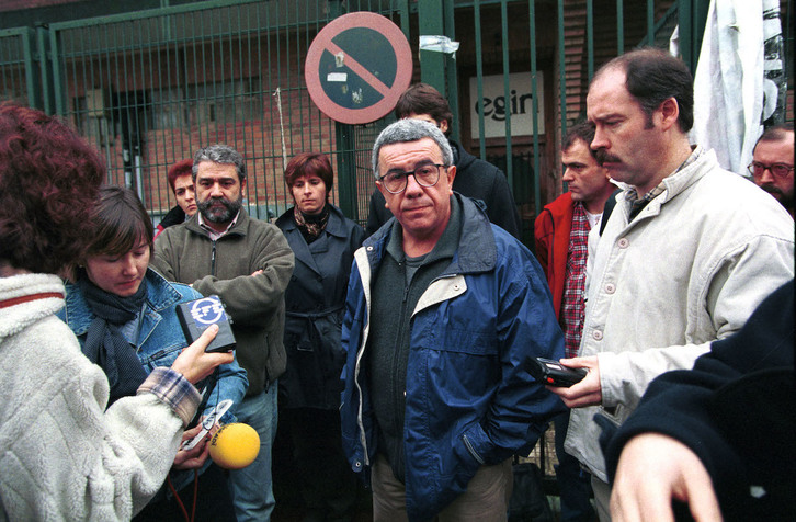 Pepe Rei comparece ante los medios tras el cierre del periódico EGIN que ayudó a transformar. (Jon URBE/FOKU)