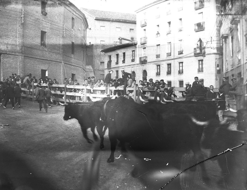 Tras salir de Estafeta, la manada enfila hacia el callejón de la vieja plaza de toros de Iruñea en un encierro de 1921. (Carlos AMAT/FOTOTECA DE NAFARROA) Tras salir de Estafeta, la manada enfila hacia el callejón de la vieja plaza de toros de Iruñea en un encierro de 1921. (Carlos AMAT/FOTOTECA DE NAFARROA)