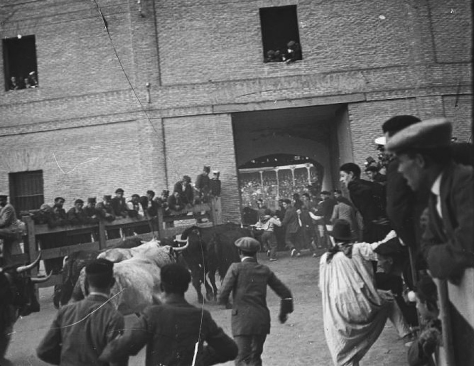 La torada, a punto de entrar en la plaza de toros vieja. (Carlos AMAT/FOTOTECA DE NAFARROA) La torada, a punto de entrar en la plaza de toros vieja. (Carlos AMAT/FOTOTECA DE NAFARROA)