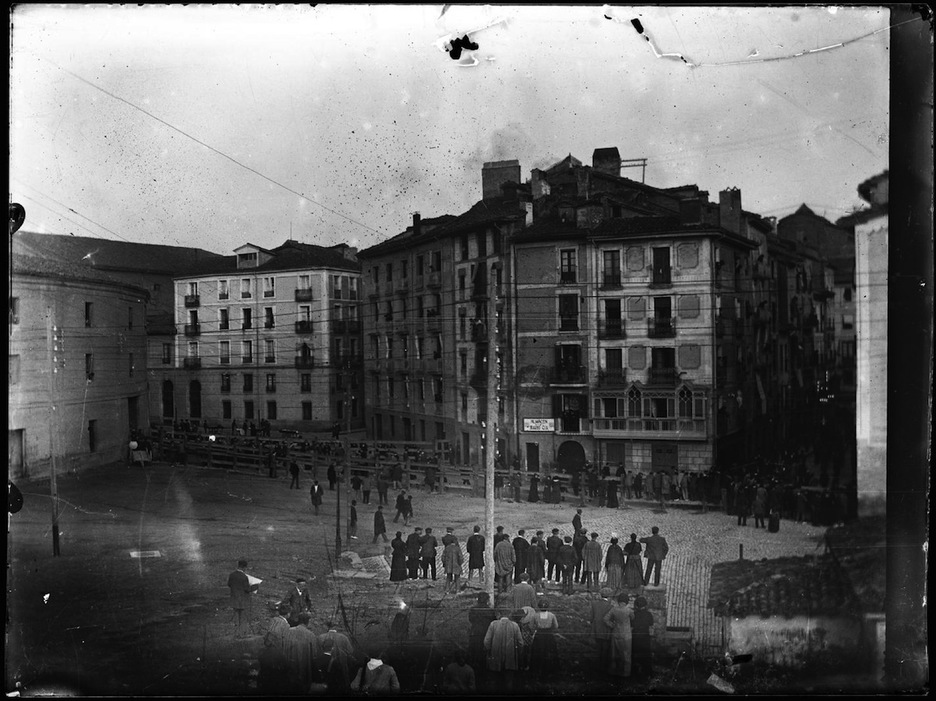 Vista de los edificios de la calle Duque de Ahumada, por donde discurrió el tramo final del encierro entre mediados del siglo XIX y 1921. (Carlos AMAT/FOTOTECA DE NAFARROA) Vista de los edificios de la calle Duque de Ahumada, por donde discurrió el tramo final del encierro entre mediados del siglo XIX y 1921. (Carlos AMAT/FOTOTECA DE NAFARROA)