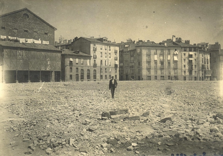 Solar que dejó el derribo de la vieja plaza de toros y que sería ocupado en parte por la avenida Carlos III y por el nuevo edificio del Teatro Gayarre. A la izquierda aparece la trasera del antiguo inmueble del liceo. (ARCHIVO MUNICIPAL DE IRUÑEA) Solar que dejó el derribo de la vieja plaza de toros y que sería ocupado en parte por la avenida Carlos III y por el nuevo edificio del Teatro Gayarre. A la izquierda aparece la trasera del antiguo inmueble del liceo. (ARCHIVO MUNICIPAL DE IRUÑEA)