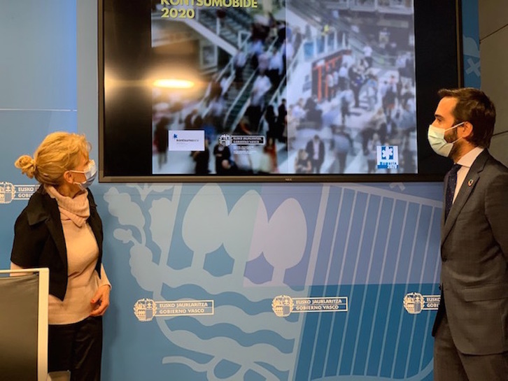 la directora de Kontsumobide, Olga Santamaria, y el consejero de Turismo, Comercio y Consumo, Javier Hurtado. IREKIA