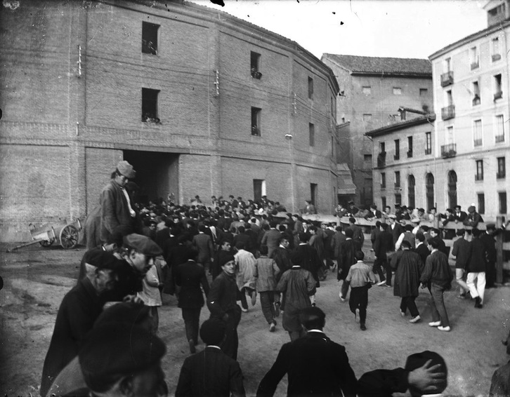 Corredores del encierro acceden a la vieja plaza de toros de Iruñea tras pasar la manada. (FOTOGRAFIAS: FOTOTECA DE NAFARROA Y ARCHIVO MUNICIPAL DE IRUÑEA)