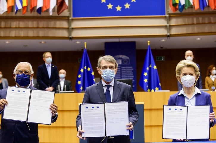 De izquierda a derecha, António Costa, David Sassoli y Ursula von der Leyen, con el documento suscrito este miércoles en Bruselas.  (Johanna GERON | AFP)