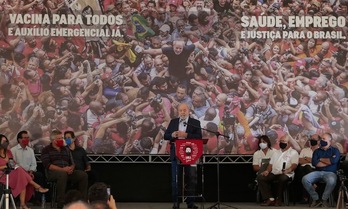 El ex presidente brasileño Lula da Silva, en su comparecencia de este miércoles en un acto sindical en la zona de Sao Paulo. (Miguel SCHINCARIOL | AFP)