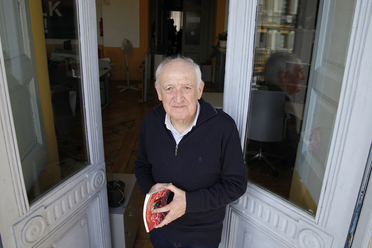 Anjel Lertxundi ha presentado su última novela este miércoles en Donostia. (Maialen ANDRES/FOKU)