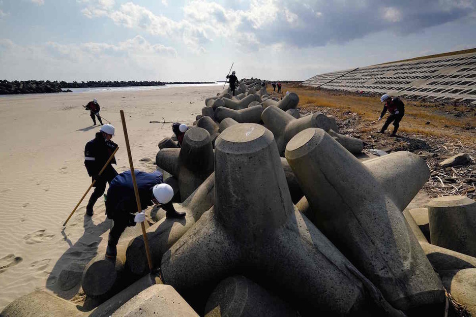 Diez años más tarde continúan las tareas de búsqueda de los desaparecidos. (Kazuhiro NOGI / AFP) Diez años más tarde continúan las tareas de búsqueda de los desaparecidos. (Kazuhiro NOGI / AFP)