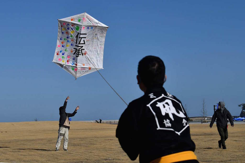 Niños y mayores vuelna cometas en una playa de la prefectura de Fukushima. (Kazuhiro NOGI / AFP) Niños y mayores vuelna cometas en una playa de la prefectura de Fukushima. (Kazuhiro NOGI / AFP)