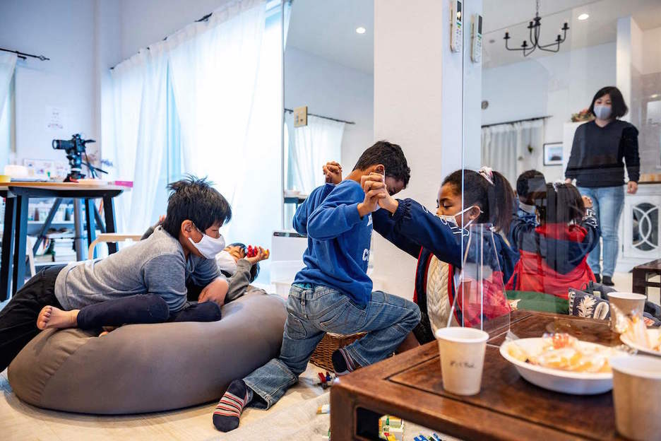 Niños y niñas de una famila de evacuados juegan en su vivienda de Tokio. (PHILIP FONG / AFP) Niños y niñas de una famila de evacuados juegan en su vivienda de Tokio. (PHILIP FONG / AFP)