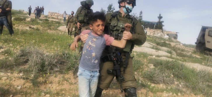 Uno de los niños detenidos por soldados israelíes. (B'Tselem)