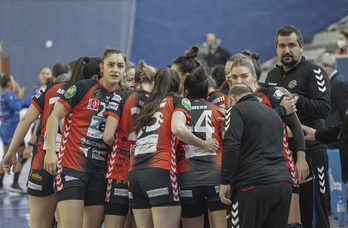 Las jugadoras y el técnico de Zuazo hacen piña en un partido anterior. (Andoni CANELLADA/FOKU)