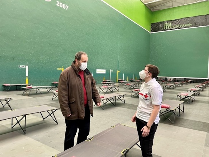 Hondarribiko alkateak eta EAEko Gurutze Gorriko Migrazio arduradunak Jostaldi pilotalekuan bertan eman dituzte azalpenak. (HONDARRIBIKO UDALA)