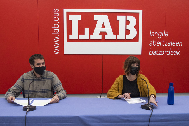 Igor Arroyo e Izaskun García, en la comparecencia ofrecida este jueves en Bilbo. (Monika DEL VALLE/FOKU)