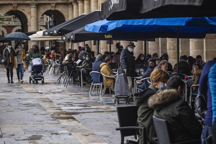 Terrazas de bares en la Plaza Nueva del Casco Viejo bilbaino. (Aritz LOIOLA/FOKU)