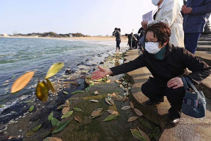 Residentes de Fukushima lanzan al mar mensajes de recuerdo del desastre de 2011 escritos en hojas. (AFP)