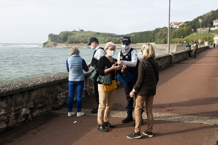 La Policía, controlando los papeles de los paseantes en Donibane Lohizune. (GUILLAUME FAUVEAU)