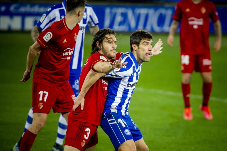 Manu García trata de ganar posición ante el defensor rojillo Juan Cruz. (Jaizki FONTANEDA / FOKU)