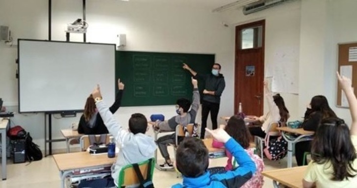 Irudian, geletan bertsolaritza irakasten. (Bertsozale Elkartea)