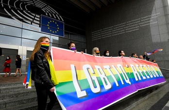 Diputadas y diputados de la Eurocámara, el 9 de marzo, con una pancarta en favor de los derechos de las personas LGBTIQ. (John THYS | AFP) 